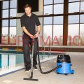 Odkurzacz bezprzewodowy Numatic WBV370NX podczas sprzątania mokrej posadzki w obiekcie basenowym