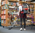Pracownik sprzątający używający odkurzacza plecakowego Numatic RSB150NX w bibliotece