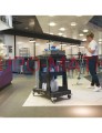 Wózek serwisowy Numatic EM1 w restauracji podczas sprzątania