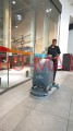 Automat szorująco-zbierający Numatic TBL4045 bateryjny, 45 cm – w akcji 1