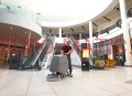 Automat szorująco-zbierający Numatic TBL6055 bateryjny, 55 cm – w akcji 2