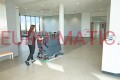 Automat szorująco-zbierający Numatic TBL8572/100T z trakcją, 72 cm – w akcji 1