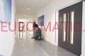 Automat szorująco-zbierający Numatic TBL8572/100T z trakcją, 72 cm – w akcji 2