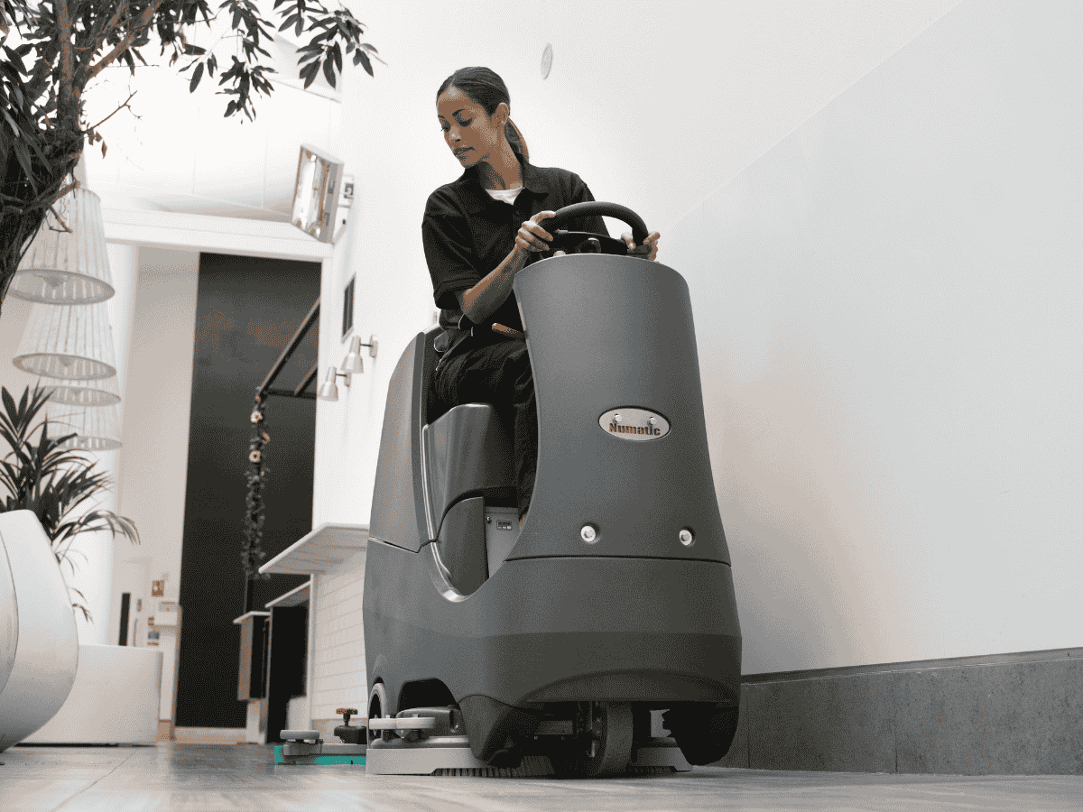 Szorowarka CRL8072 samojezdna z operatorem czyszcząca posadzkę w obiekcie komercyjnym